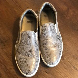 Johnston & Murphy Metallic snake print sneaker